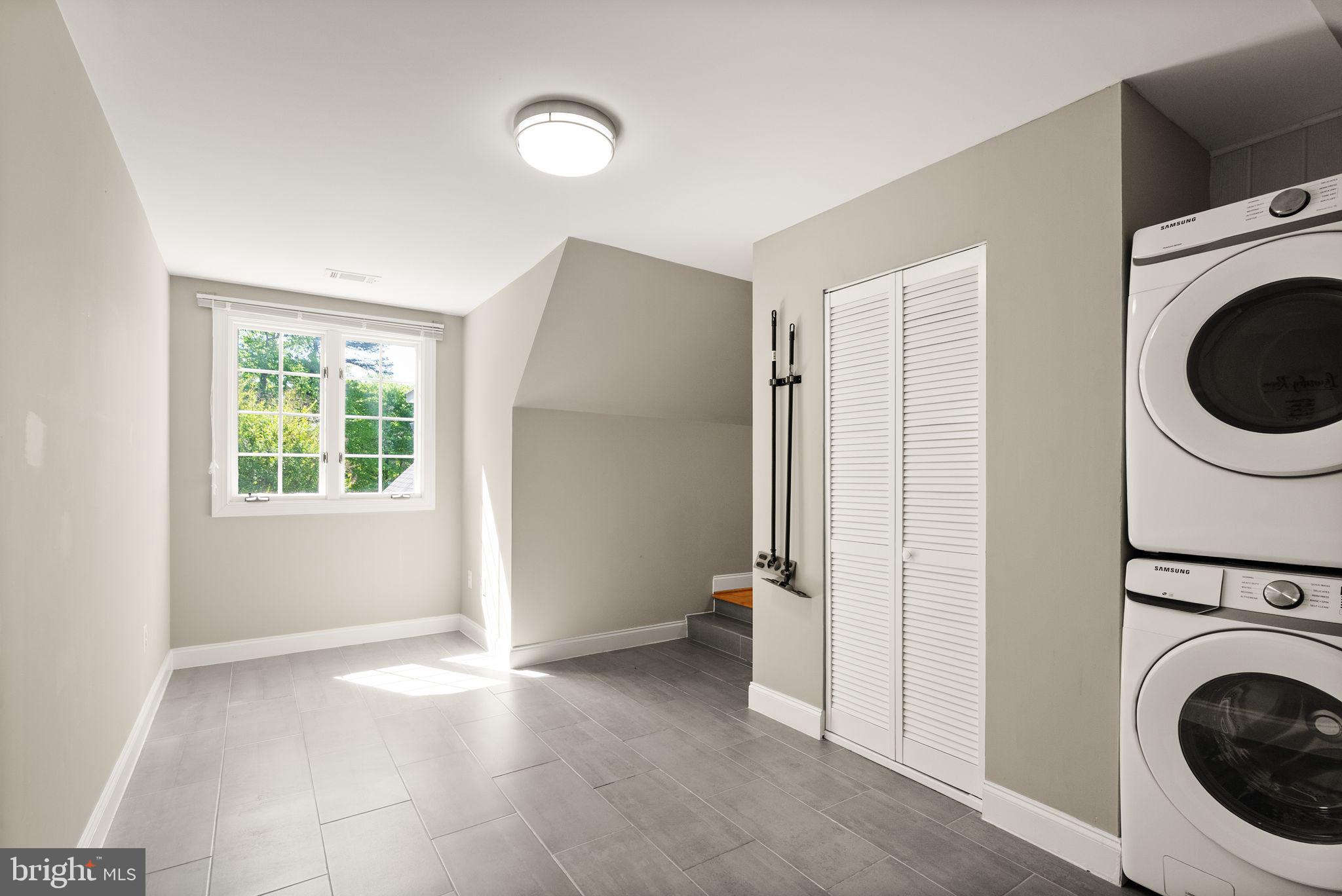 HUNTWOOD MANOR - Residential