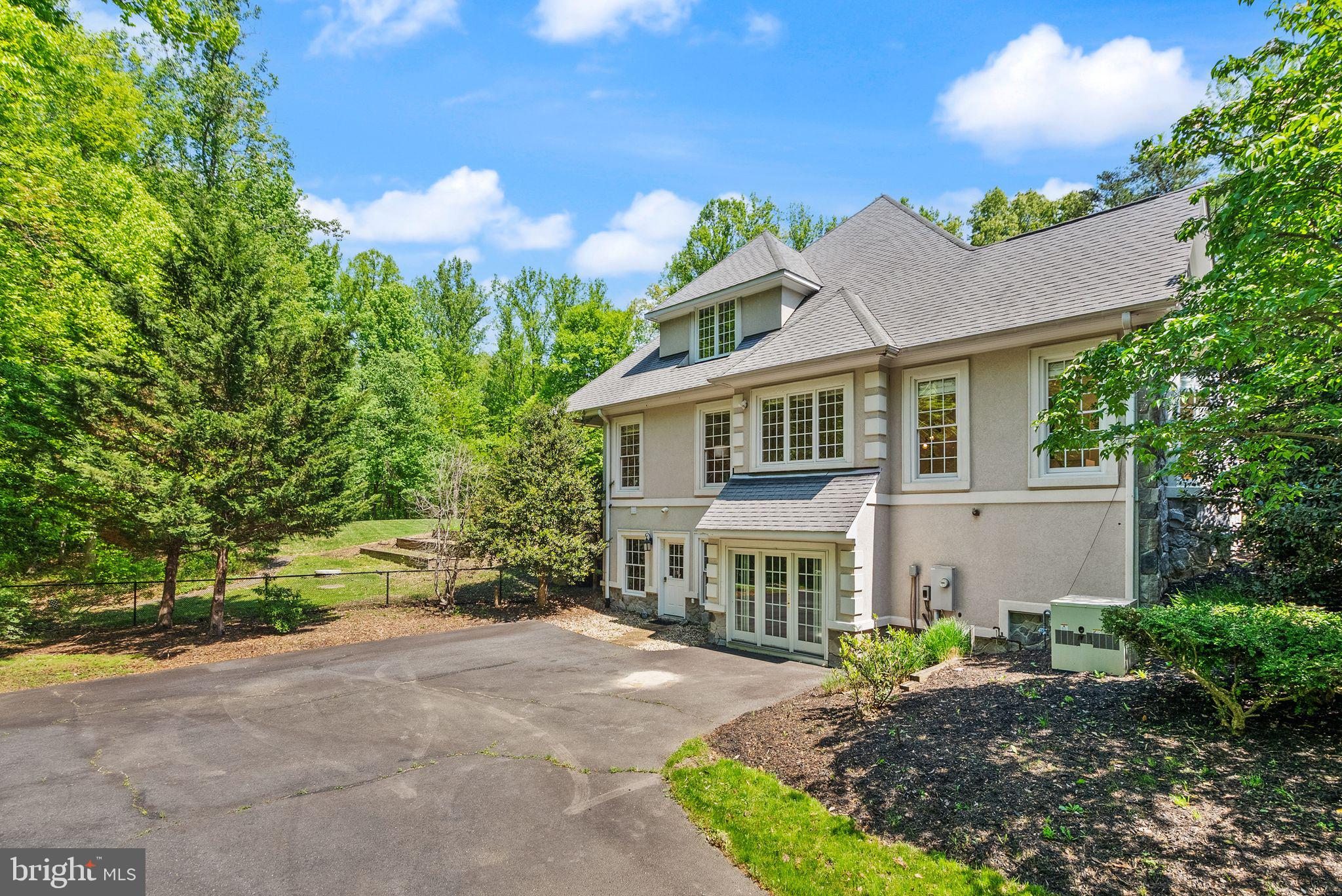 HUNTWOOD MANOR - Residential