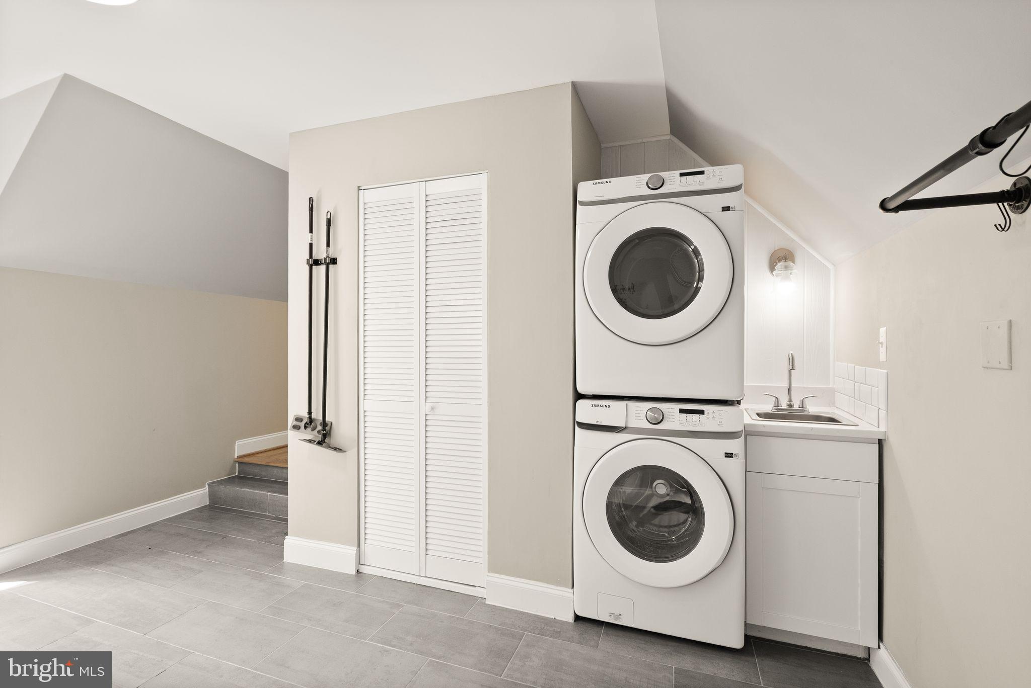 HUNTWOOD MANOR - Residential