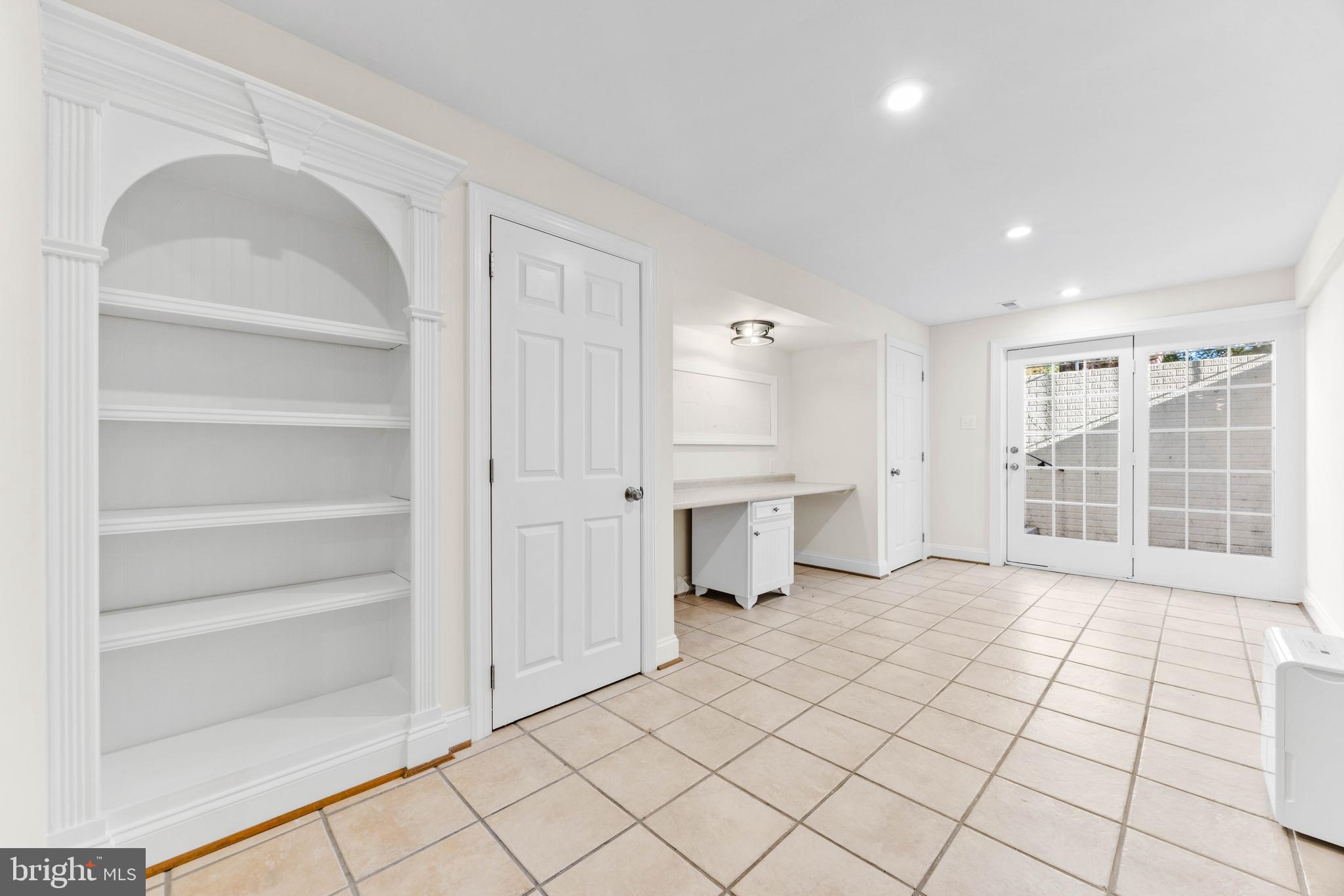 SOUTH RIVER COLONY - Residential