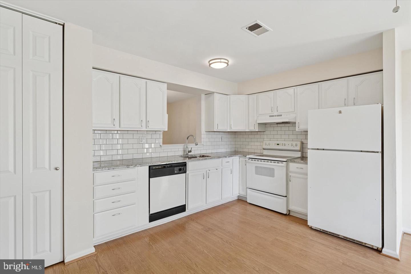 208 TOWYN COURT