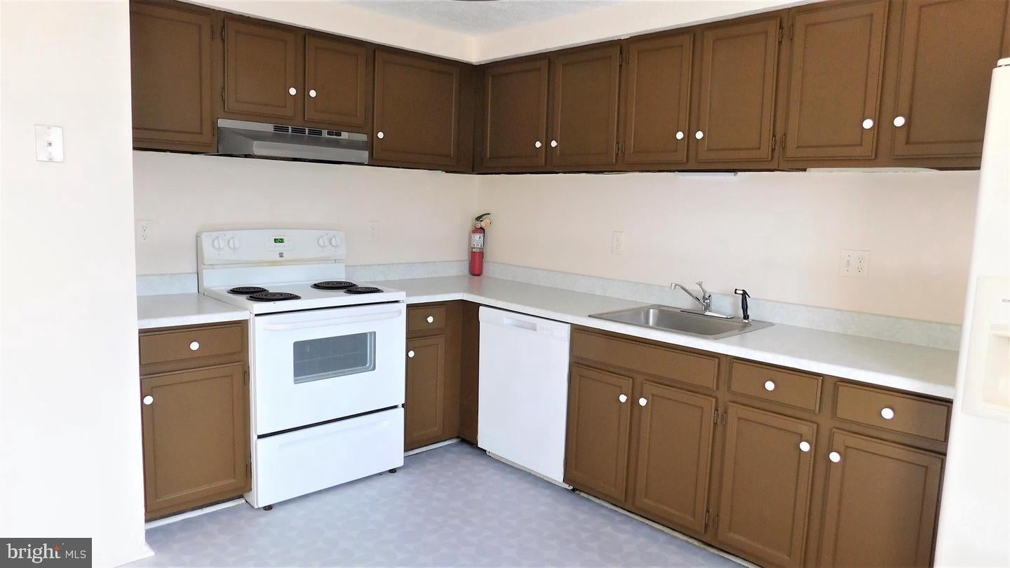 8627 SAXON CIRCLE