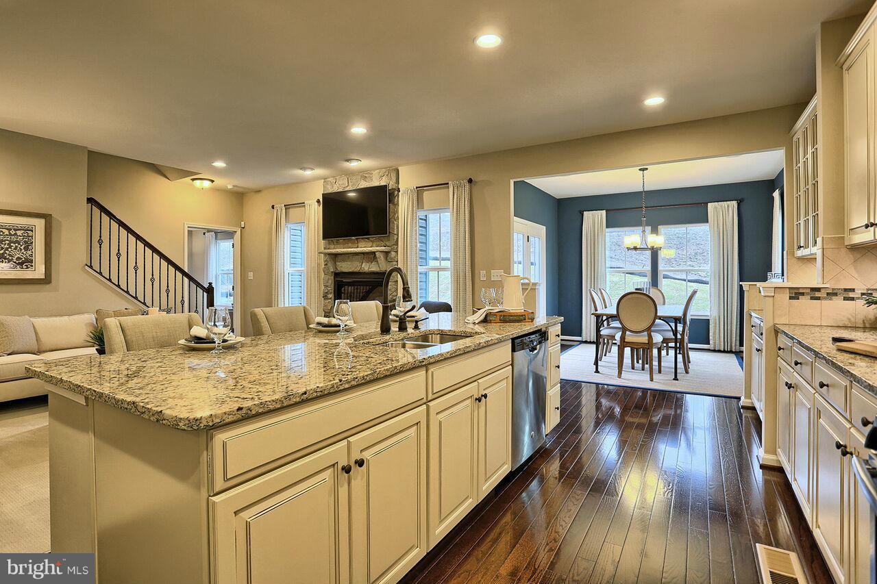 CREEKSIDE VILLAGE - Residential