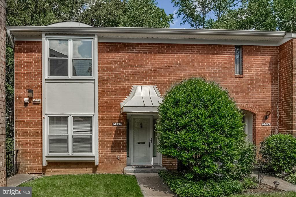 FAIRFAX PLAZA TOWNHOUSES - Residential Lease