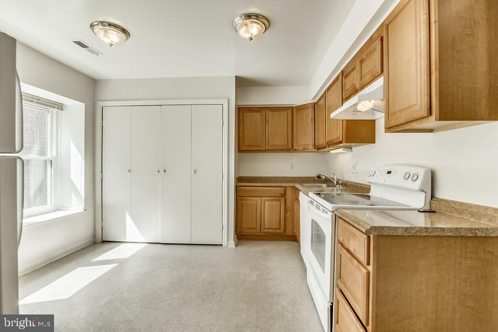 FAIRFAX PLAZA TOWNHOUSES - Residential Lease