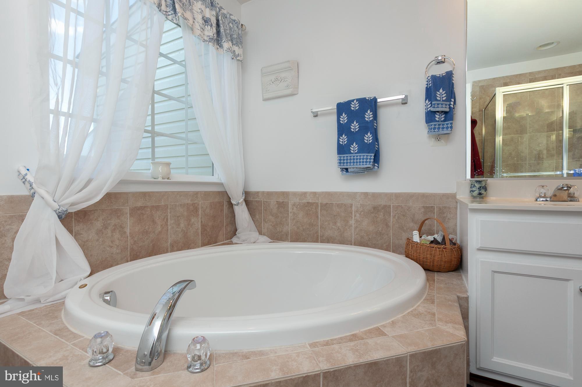 COLONIAL HILLS - Residential