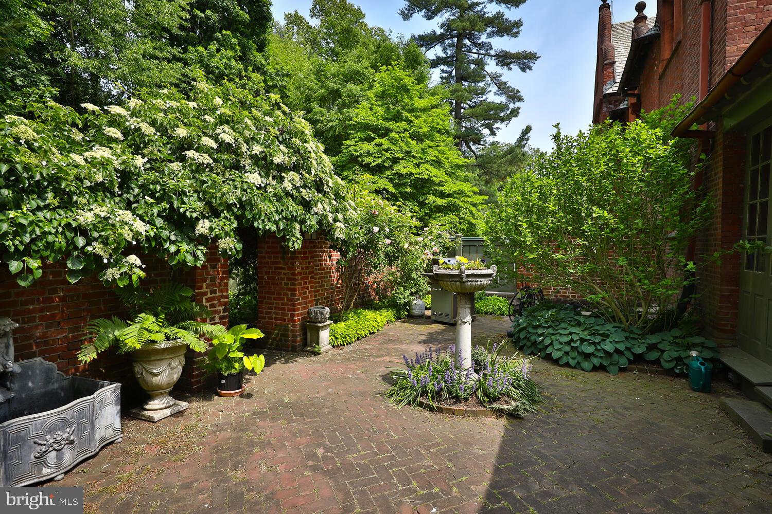 CHESTNUT HILL - Residential