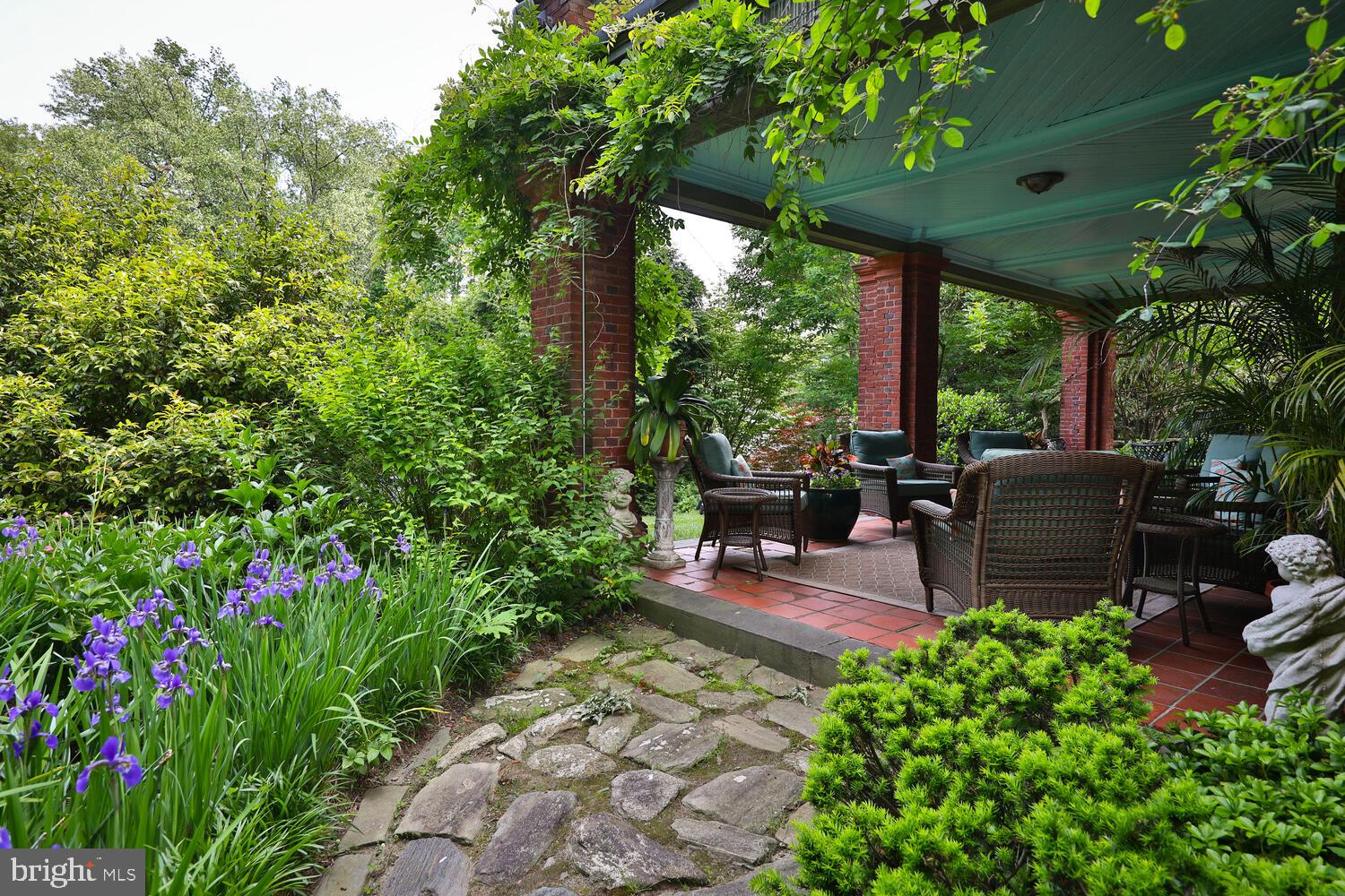 CHESTNUT HILL - Residential