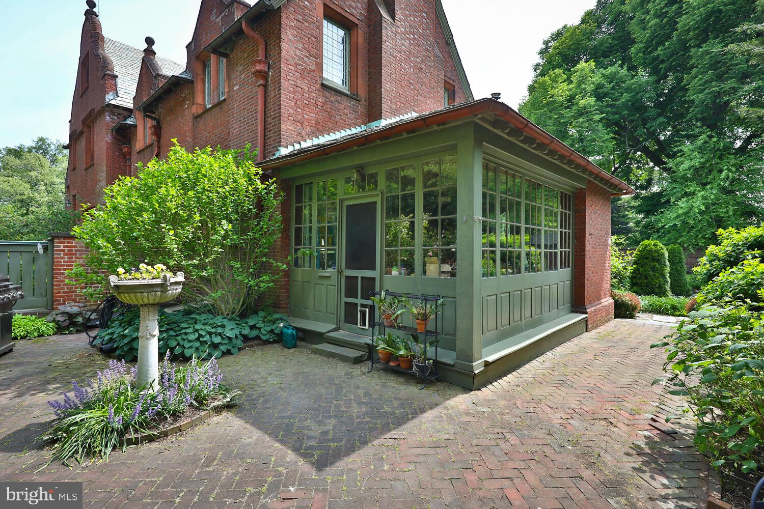 CHESTNUT HILL - Residential