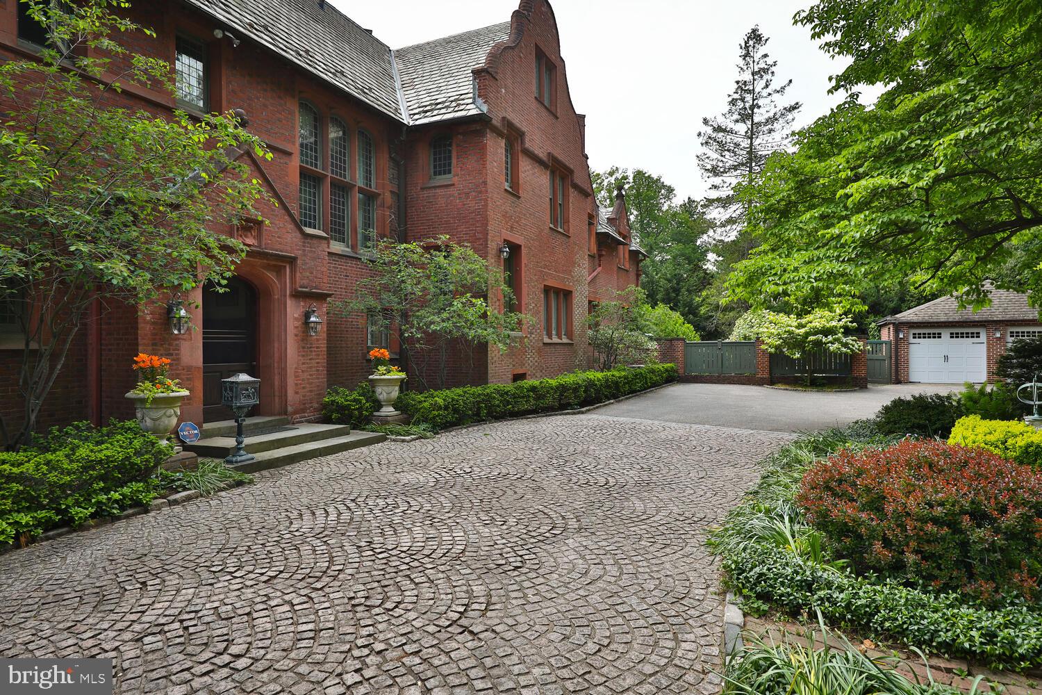 CHESTNUT HILL - Residential