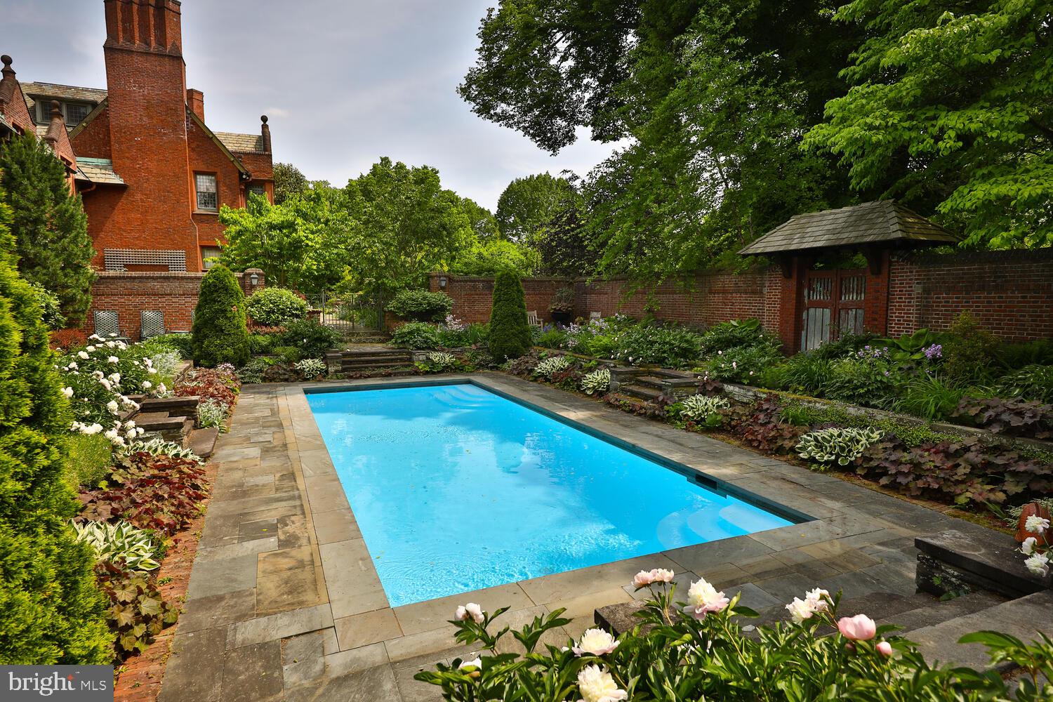 CHESTNUT HILL - Residential