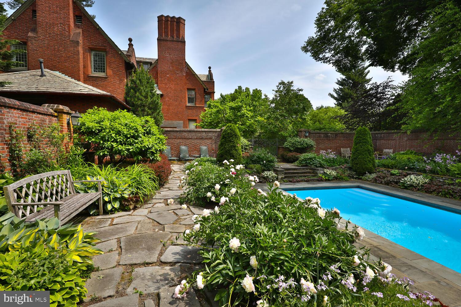 CHESTNUT HILL - Residential