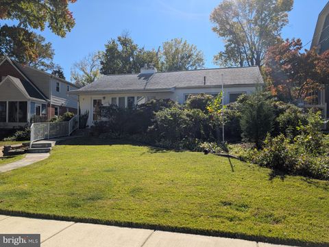 Photo of 5902 Ipswich Road, BETHESDA, MD 20814 (MLS # MDMC2204528)