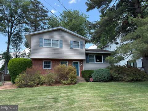 Photo of 611 Tapawingo Road SW, VIENNA, VA 22180 (MLS # VAFX2314566)