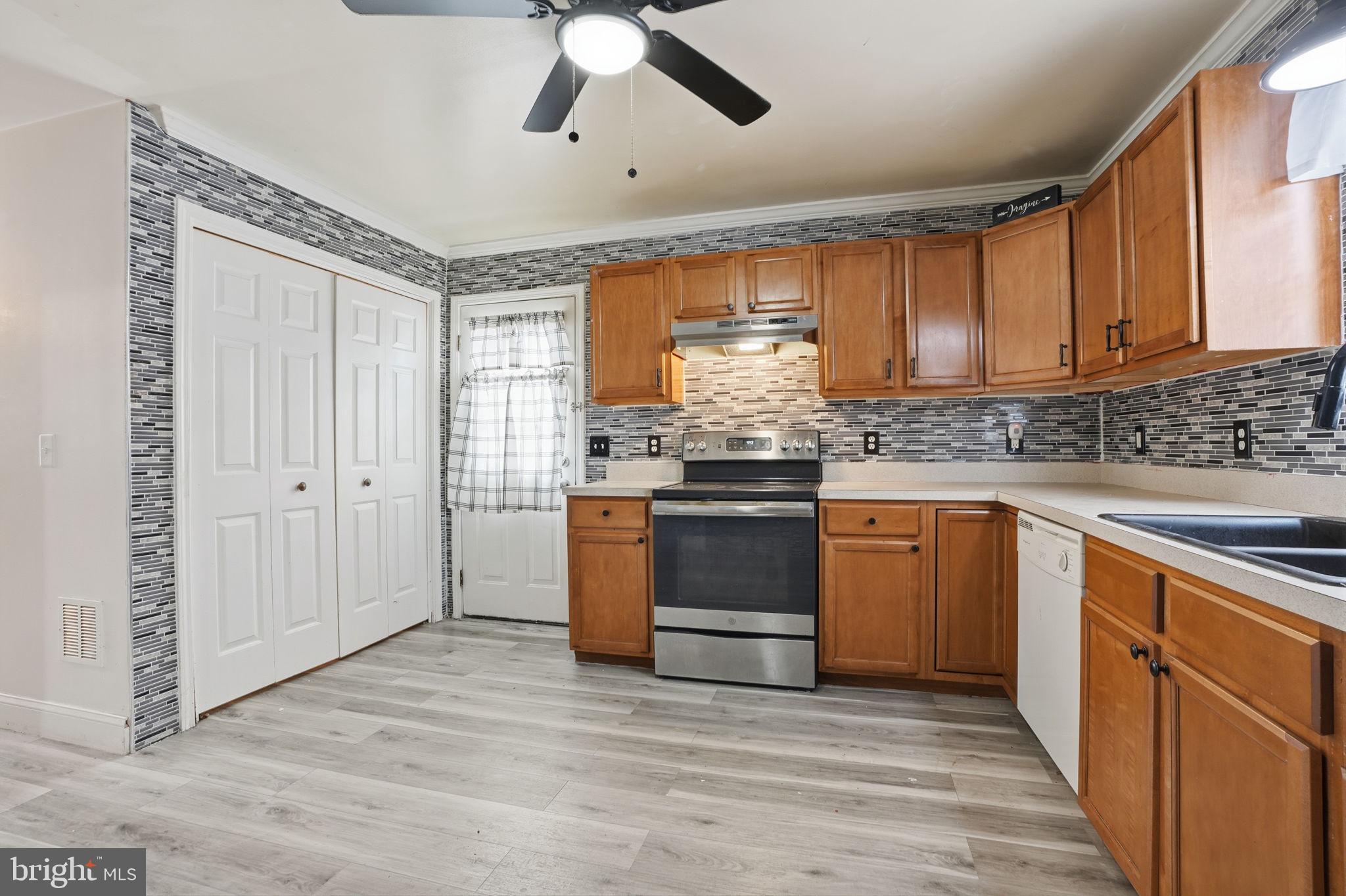 GREEN LAWN PARK - Residential