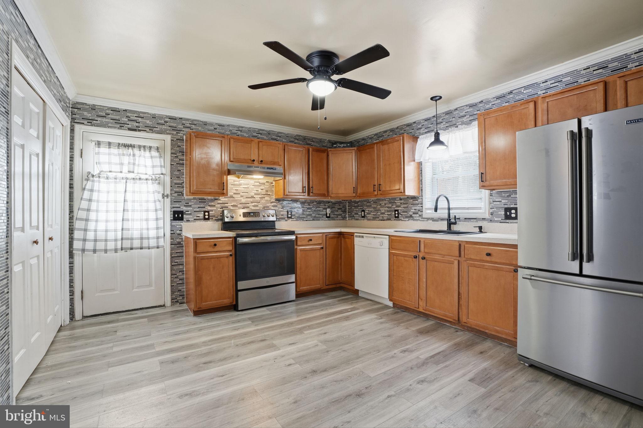 GREEN LAWN PARK - Residential