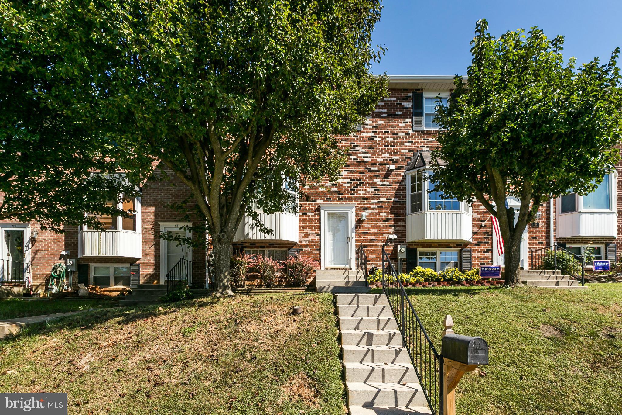 BEST VALUE IN OAKHURST!! NO HOA FEES! 4 bd, 2-1/2 bath brick frt TH on a cul de sac, lots of new updates. New roof, new ceramic floors in kitchen and baths, new lam wood flr downstairs, new countertop in kitchen. New carpet , freshly painted. . Lg kitchen, oversized bay window. New kitchen appliance package negotiable.