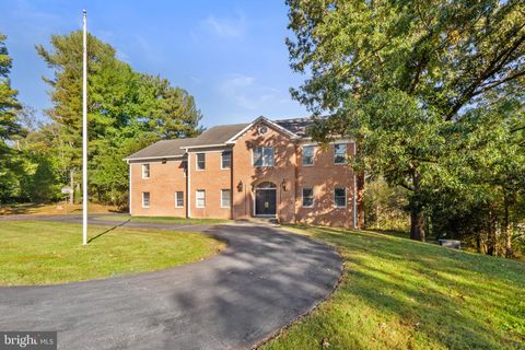 Photo of 9200 Falls Run Road, MCLEAN, VA 22102 (MLS # VAFX2279970)