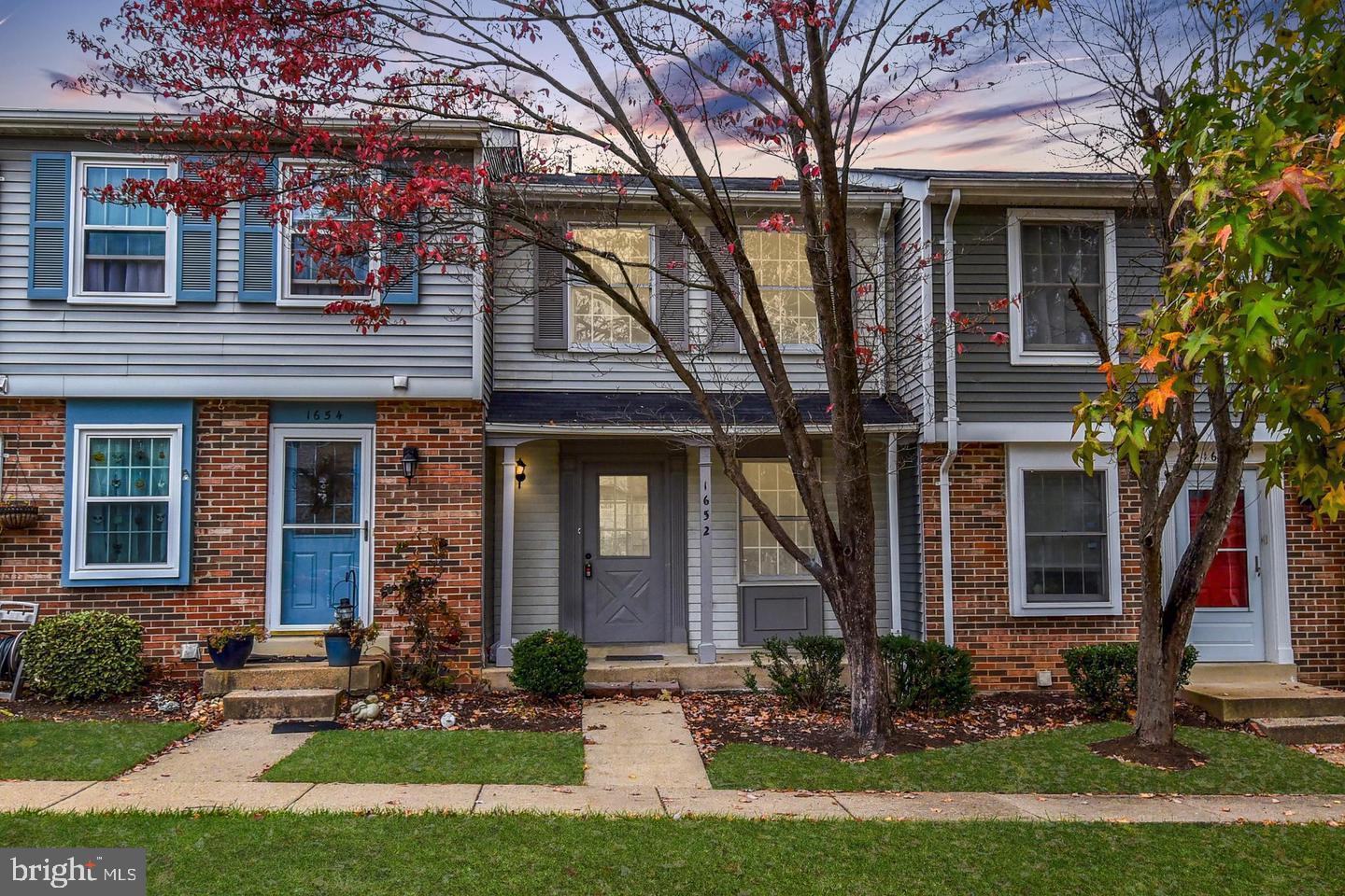 Lovely updated townhome in Devil's Reach community. $10,000 seller credit towards closing fees! Conveniently located off 495 and minutes to local attractions and amenities such as historic Occoquan, Potomac Mills and Belmont Bay. Easy drive to Woodbridge VRE station. OMNI bus accessible/OMNI commuter lot. FHA approved community.