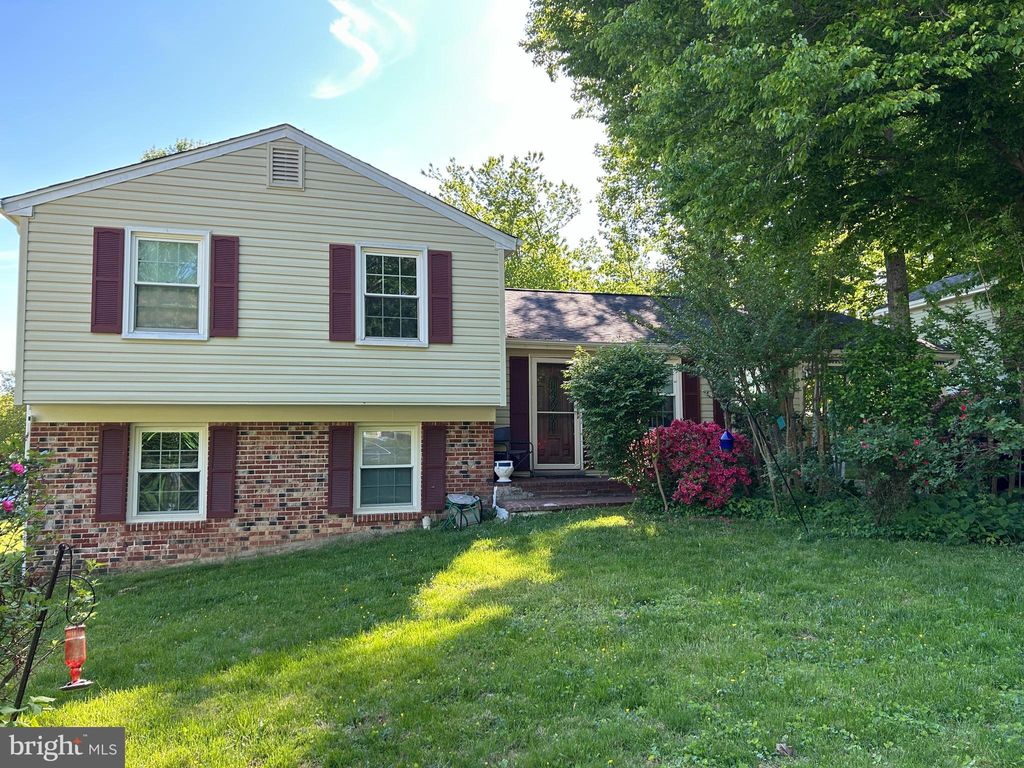 Photo of 5141 Bradfield Drive, ANNANDALE, VA 22003 (MLS # VAFX2308046)