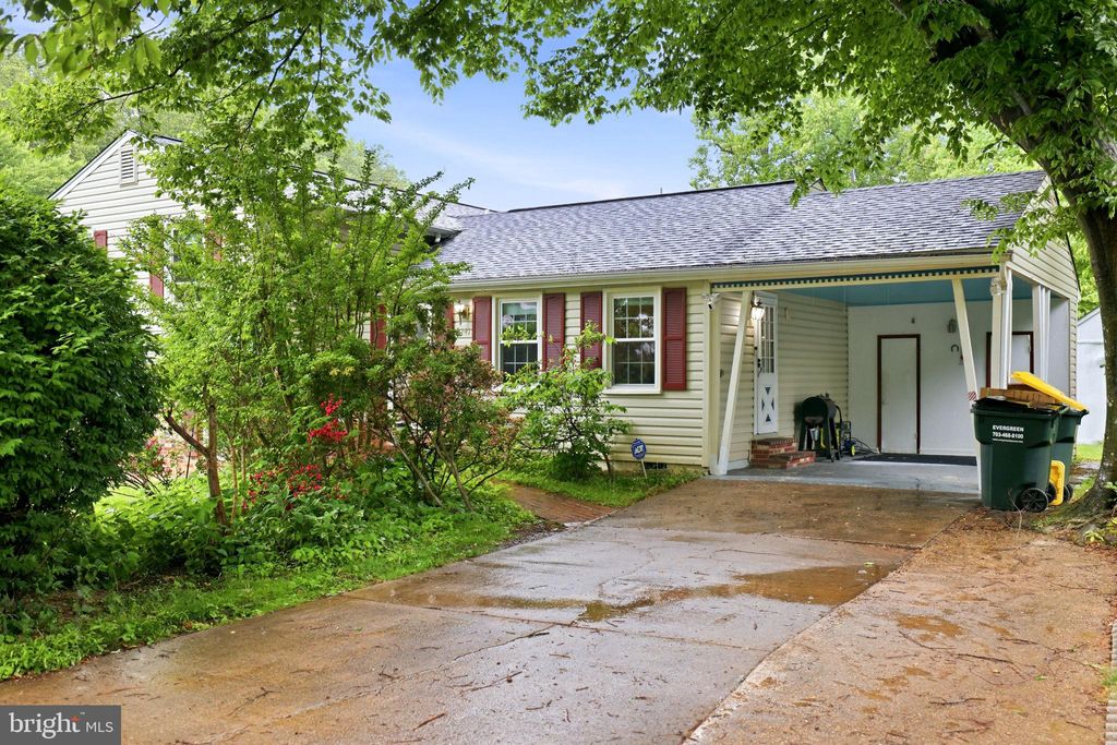 Photo of 5141 Bradfield Drive, ANNANDALE, VA 22003 (MLS # VAFX2308046)