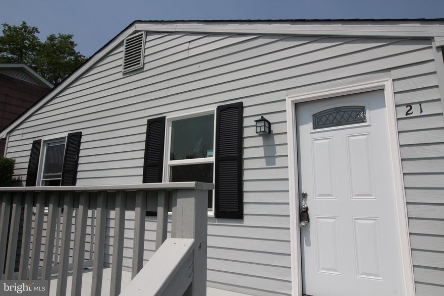 BEAUTIFUL REMODELED HOME WITH LOTS OF UPGRADES, NEW ROOF, NEW BATHROOMS, FRESH PAINT NEW KITCHEN CABINETS, GRANITE WITH STAINLESS STEEL APPLIANCES, NEW CARPET AND FLOORS, NEW LIGHTS AND MUCH MORE. CLOSE TO SHOPPING, SCHOOLS, PARKS AND MAJOR ROADS. THIS HOME IS A MUST SEE.....