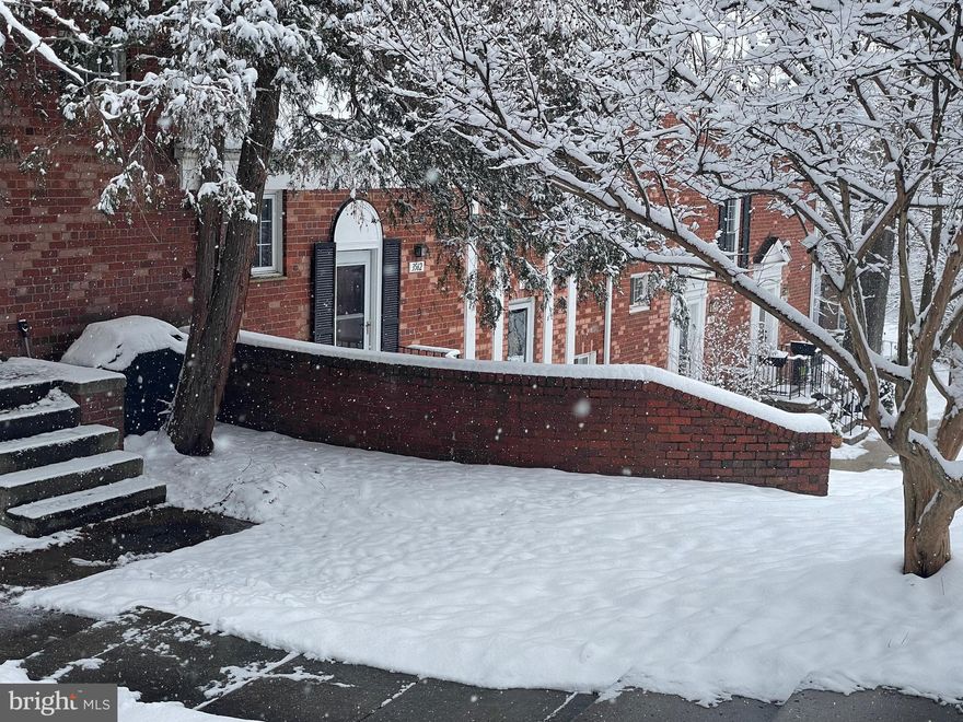 An oasis within the city. Gorgeous 1 Bedroom, 1 Bathroom with  private forest views from living room, dining room and bedroom. Kitchen completely remodeled with a farmer's sink, stainless steel appliances and plenty of cabinets! Washer/ dryer conveniently in cloak closet. Dual paned windows. Electical panel upgraded and moved to an accessible location. Spacious closets and bedroom. Light filled home. Hardwood floors through out the home.  Private patio out back. Live close to the city while enjoying peace and quiet with trees and grass.  Located close to 3 shopping centers: Fairlington, Bradlee and Shirlington. This is a bottom floor unit. Garfield model (model schematics in documents)

Deadline Feb 5, 5pm Monday