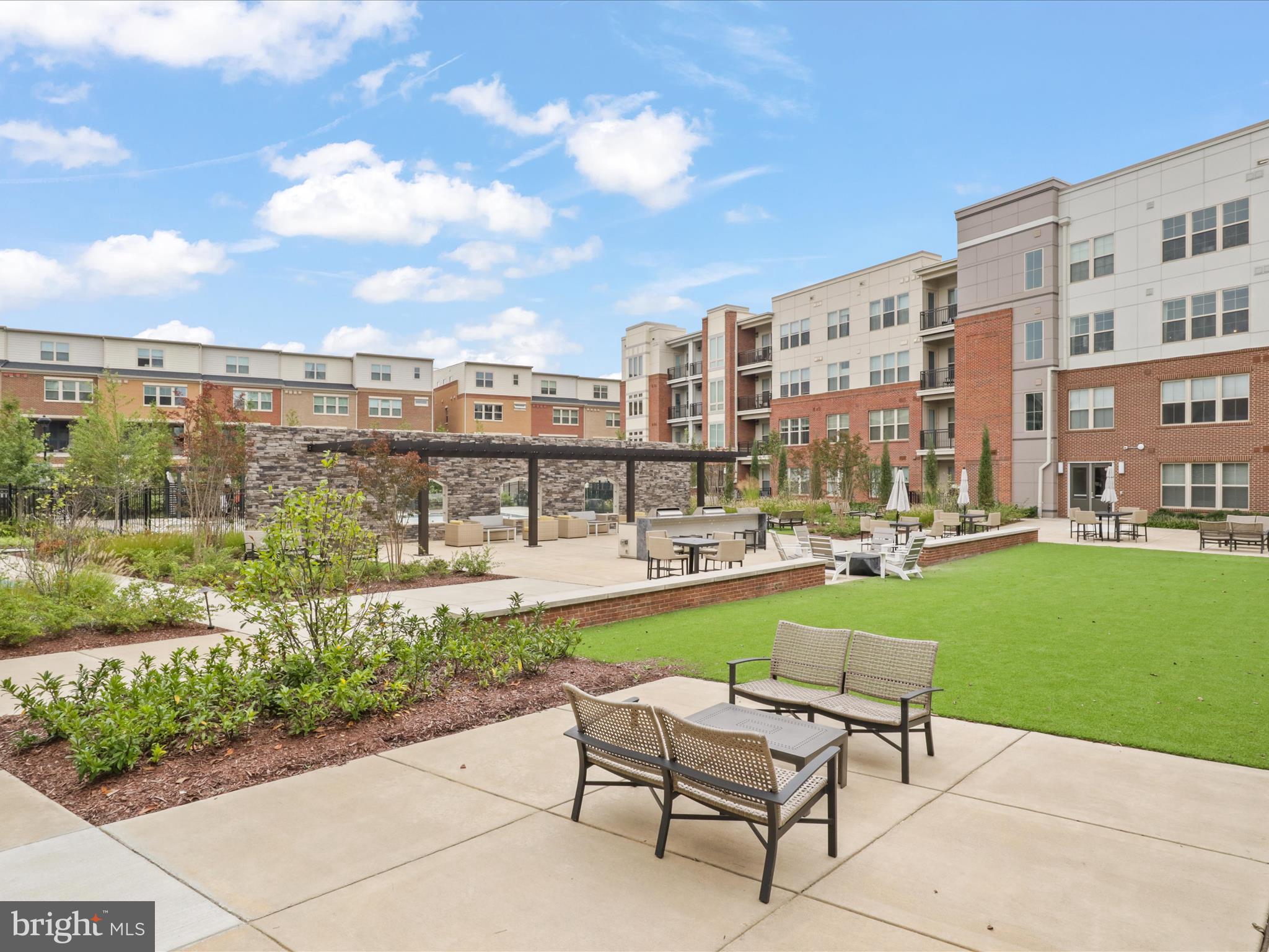 BOULEVARD VI TOWNS - Residential Lease