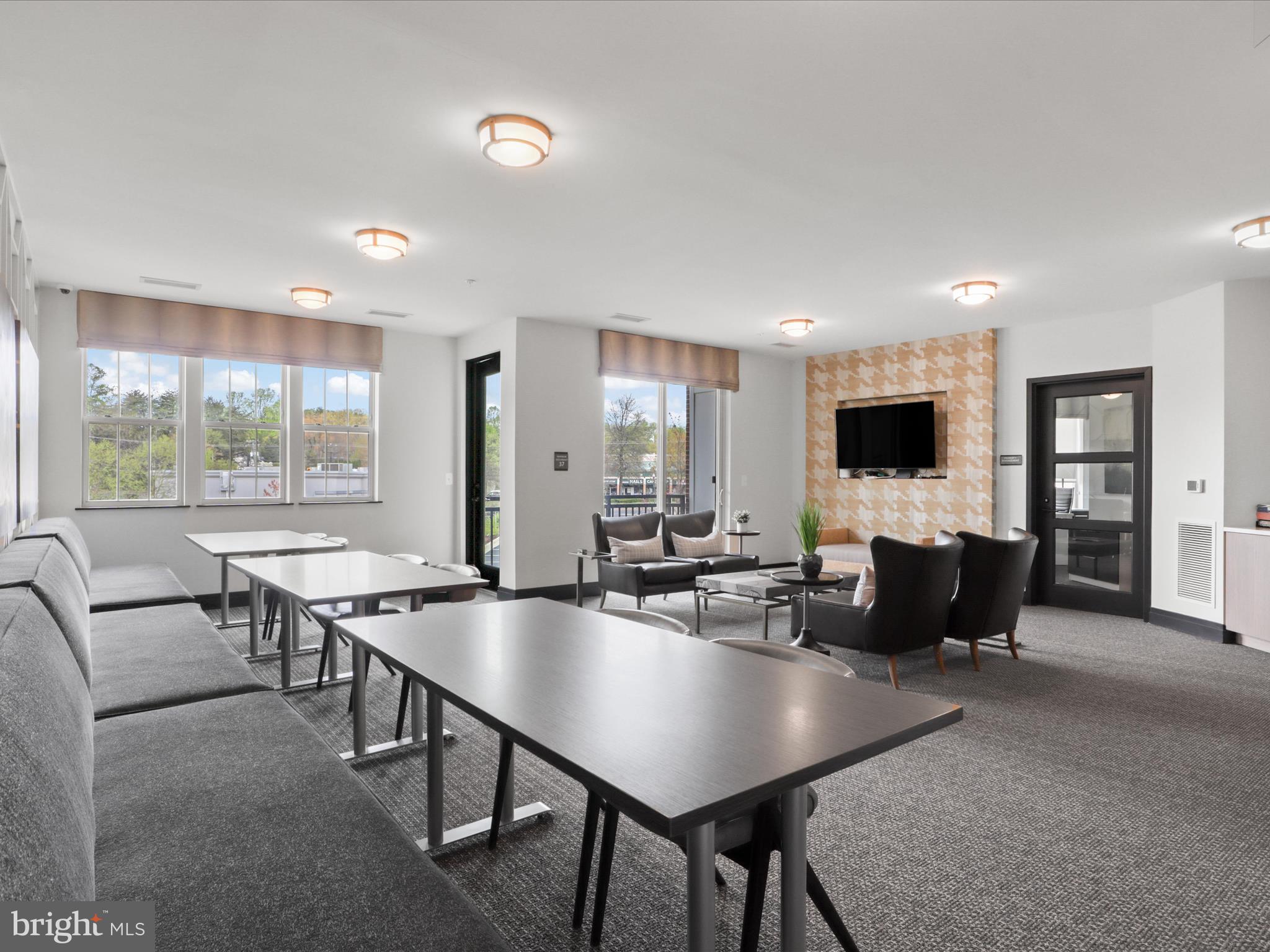 BOULEVARD VI TOWNS - Residential Lease