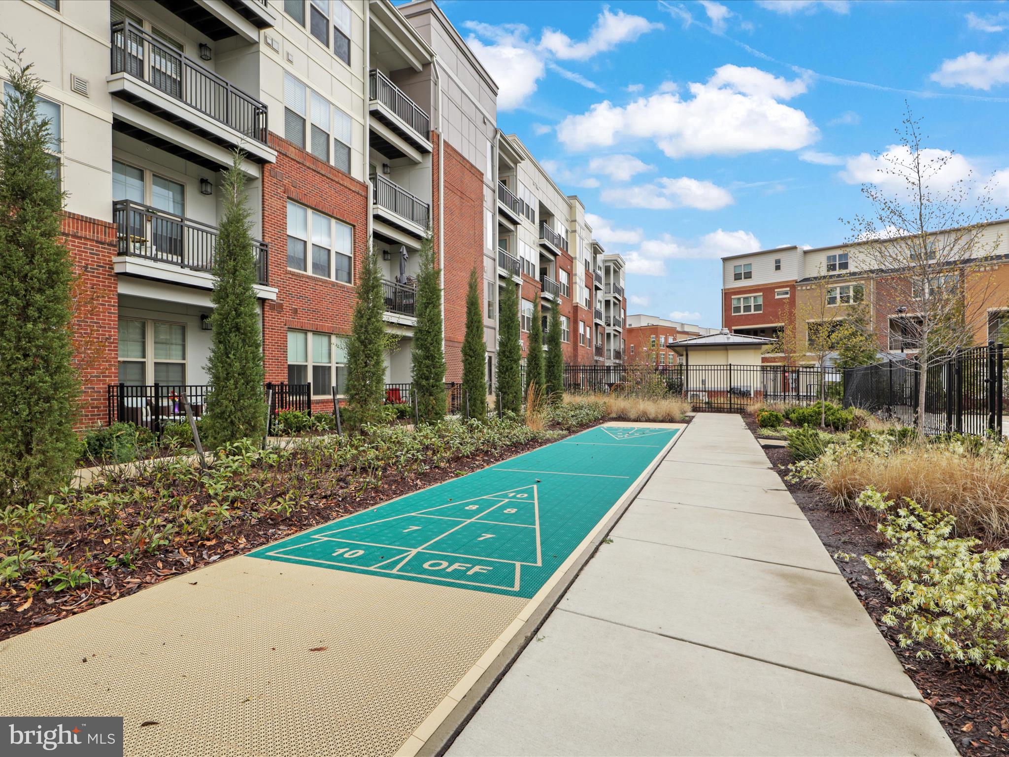 BOULEVARD VI TOWNS - Residential Lease