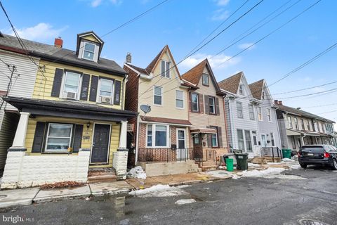Townhouse For Sale - 321 E Weidman Street<br/> LEBANON, PA 17046