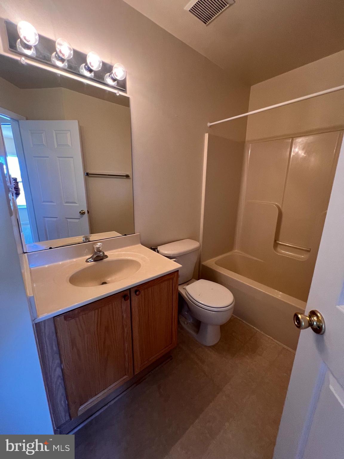 COUNTY GREEN - Residential Lease