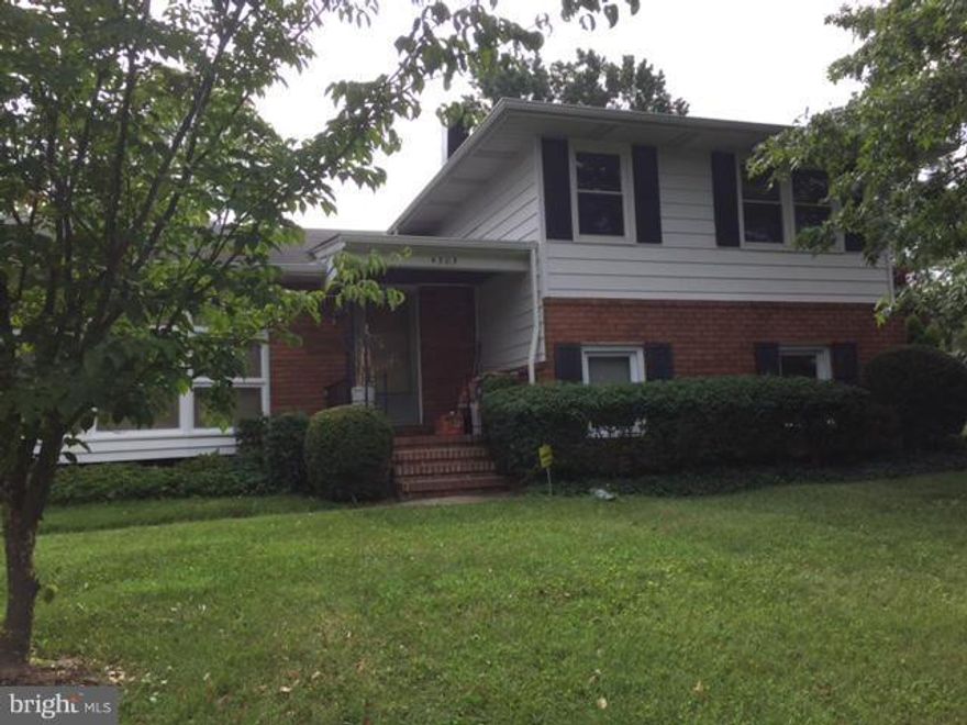 ** WOW **JUST REDUCE FOR QUICK SALE FALL IN LOVE WITH THIS ONE OWNER, WELL MAINTAINED 3 BR.2.5 BA ON CUL-DE-SAC IN POPULAR PIKESVILLE LOCATED JUST MINUTES FROM 695,795 & THE BALTIMORE METRO. THIS  HOME FEATURES COZY MAIN LEVEL WITH LOVELY BAY WINDOW IN LR, SEP. DINING RM. NICE KITCHEN W GRANITE COUNTER TOP, LOTS OF BUILT-IN BOOKCASES, STORAGE AND WALKOUT DOOR LEADING TO BIG NICE YARD