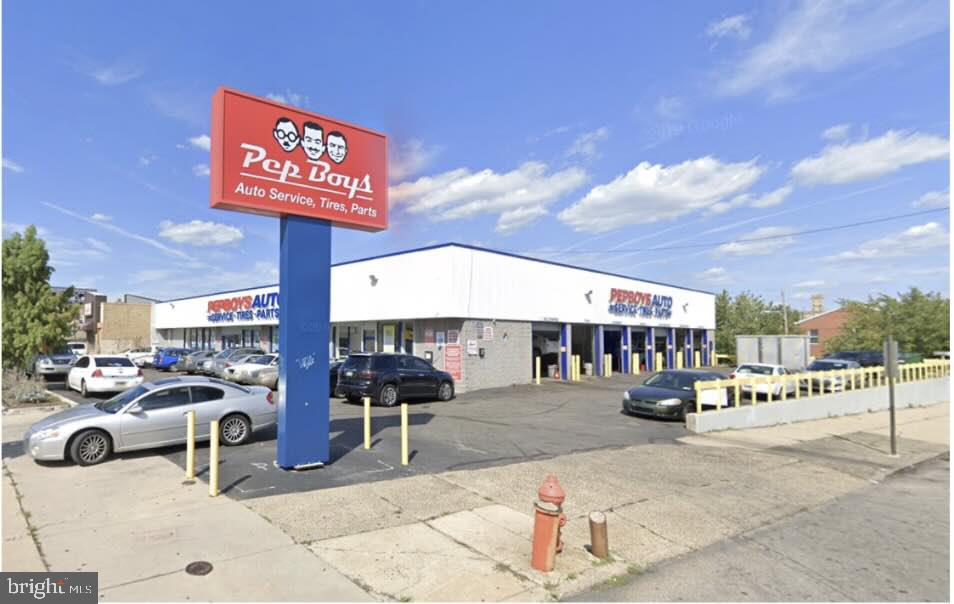 827 N Broad St: 13,800 SF CORNER RETAIL W/ PARKING FOR LEASE.
Located on the signalized corner of N Broad St and Parrish St. Frontage on N Broad, Parrish & Watts St. 13,800 SF building on 24,000 SF lot. 7 drive-in doors. Pylon signage available. Located across the street from The Met Theater and next door to Dunkin’ Donuts. Zoning: CMX-4. Parking lot is currently striped for 19 cars. Additional parking available if loading bays are not used for drive in. Traffic Volume: N Broad Street: 34,000 AADT.