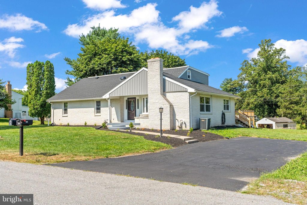 Photo of 1005 2nd Avenue, MANCHESTER, PA 17345 (MLS # PAYK2091380)