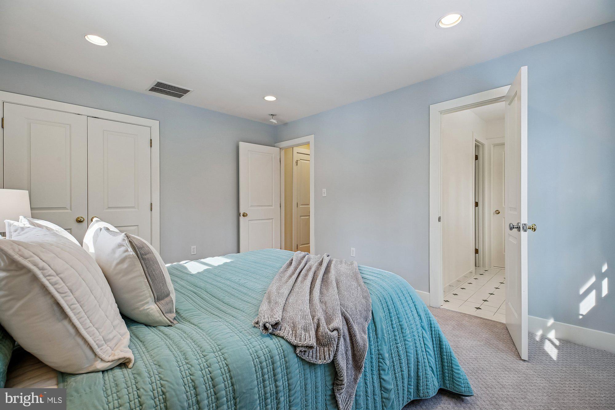 WILLIAMSBURG GARDENS - Residential