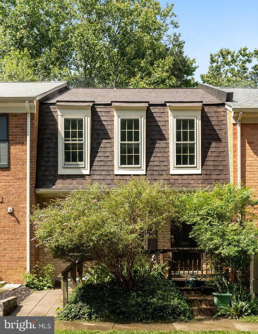 This one of a kind gem in sought after Deepwood has been maintained well and ready for you to make your own. Close to restaurants and shopping. Major roadways nearby, perfect for commuters. This home is being sold in as is condition!