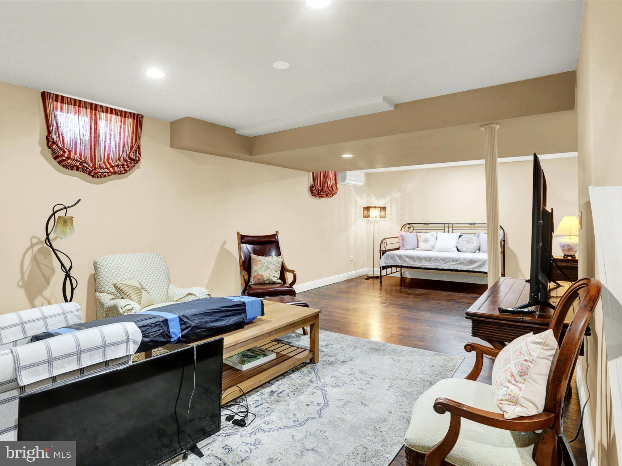 THE OAKS OF N LONDONDERRY - Residential