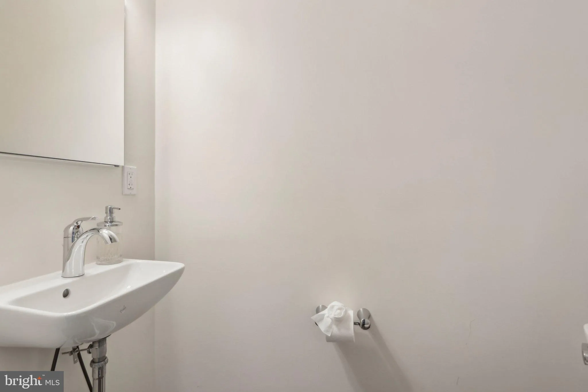 Philadelphia, Pennsylvania 19123, United States, 3 Bedrooms Bedrooms, ,4 BathroomsBathrooms,Residential,Pending,19722