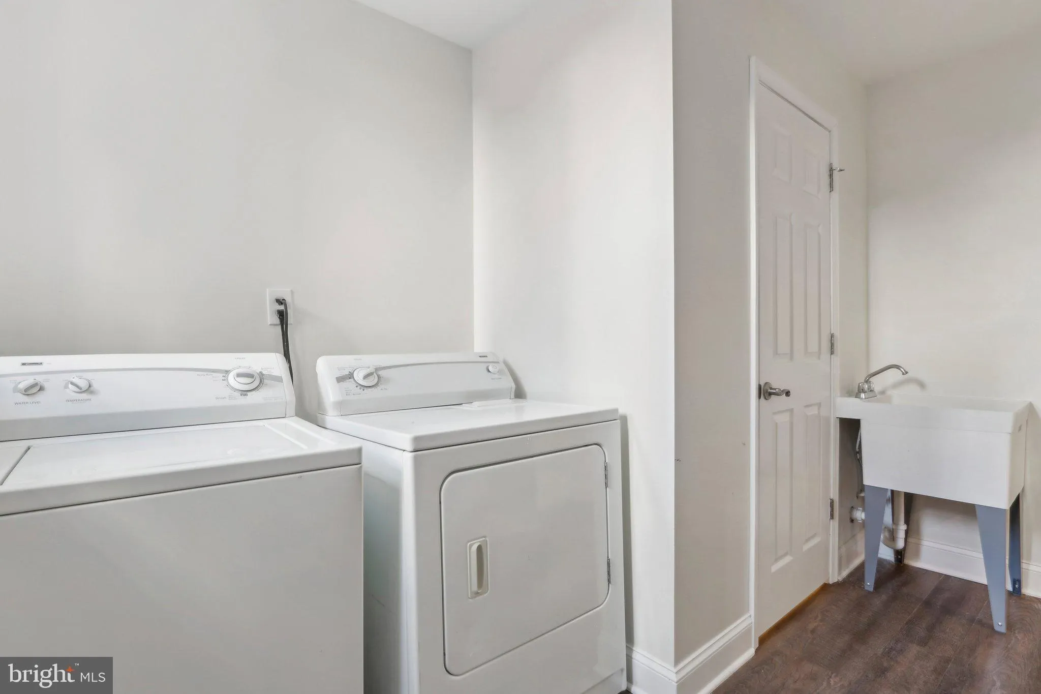 Philadelphia, Pennsylvania 19123, United States, 3 Bedrooms Bedrooms, ,4 BathroomsBathrooms,Residential,Pending,19722