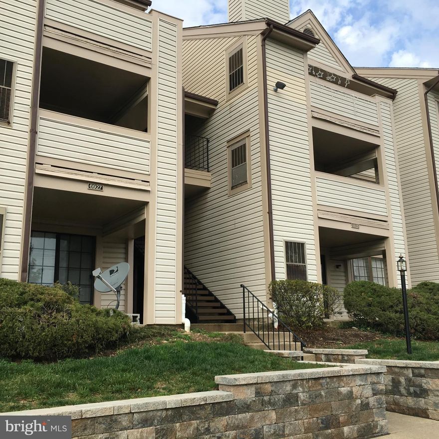 Lovely walk out level condo in Kingstowne. Newer wall to wall carpet and new washer/dryer.  Just minutes to the Van Dorn Metro and Franconia.Springfield Mall.  Owners are licensed Realtors.