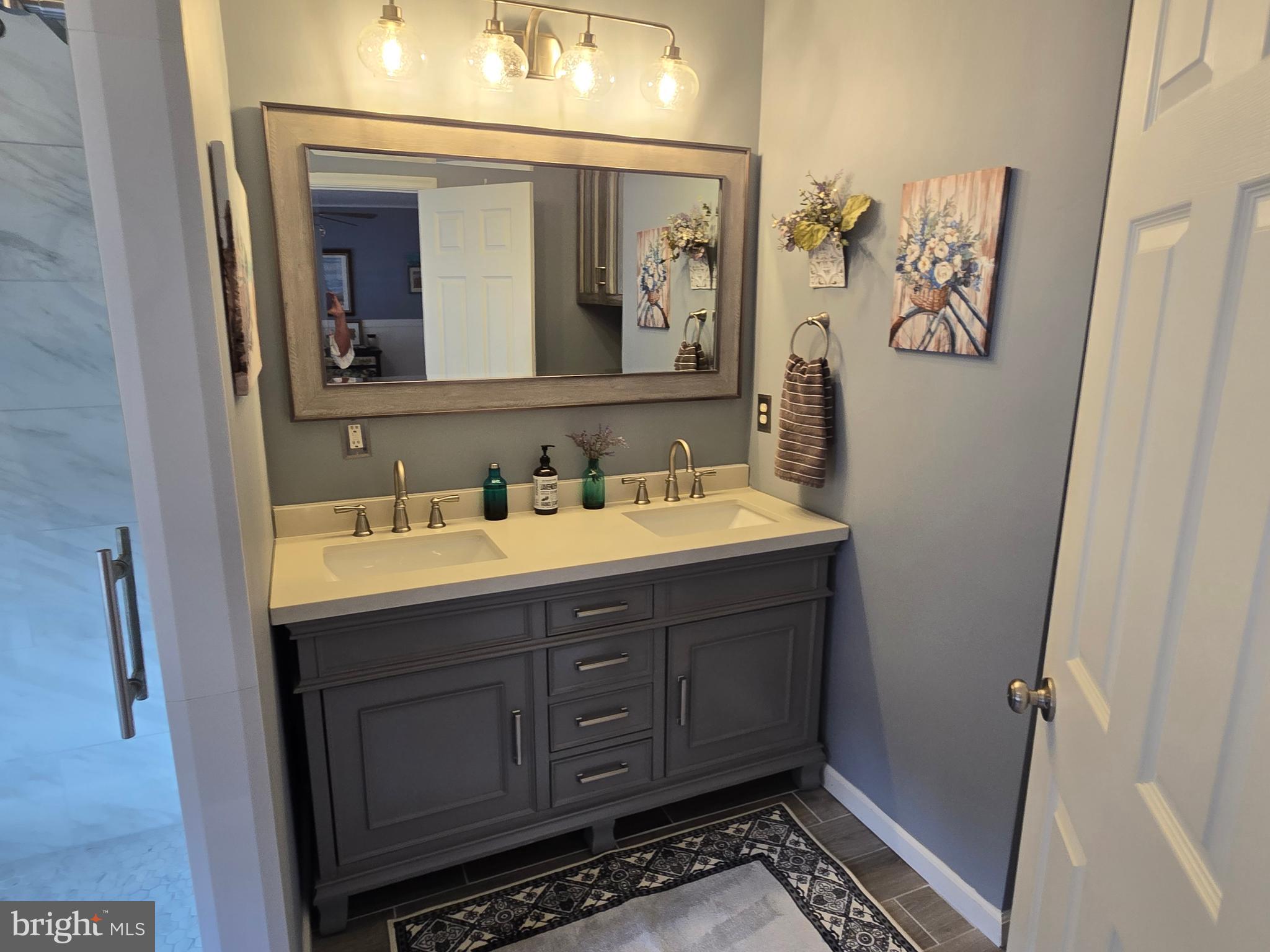 CONSTANT FRIENDSHIP - Residential