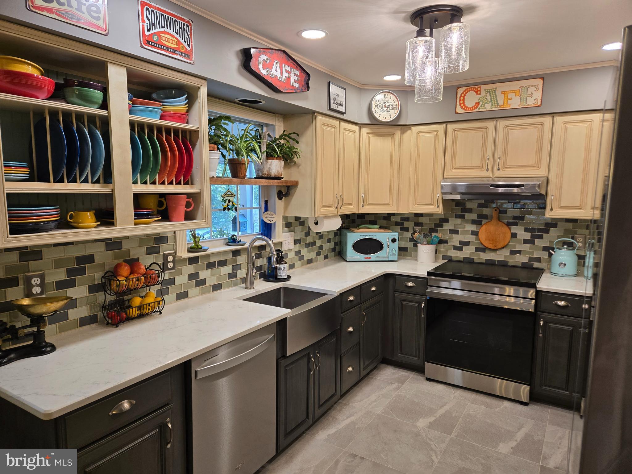 CONSTANT FRIENDSHIP - Residential