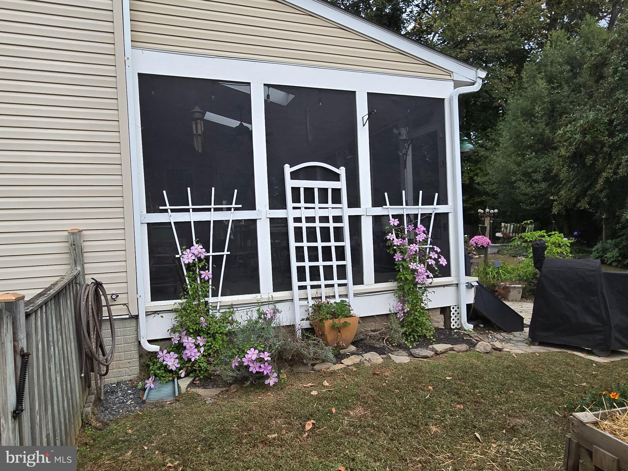 CONSTANT FRIENDSHIP - Residential