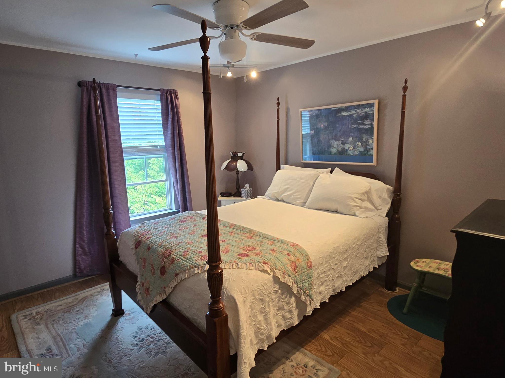 CONSTANT FRIENDSHIP - Residential