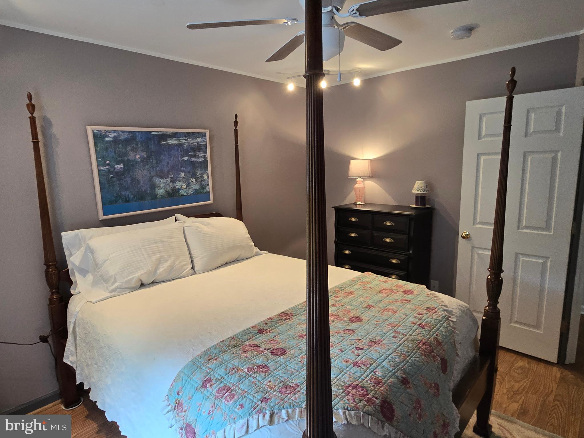 CONSTANT FRIENDSHIP - Residential