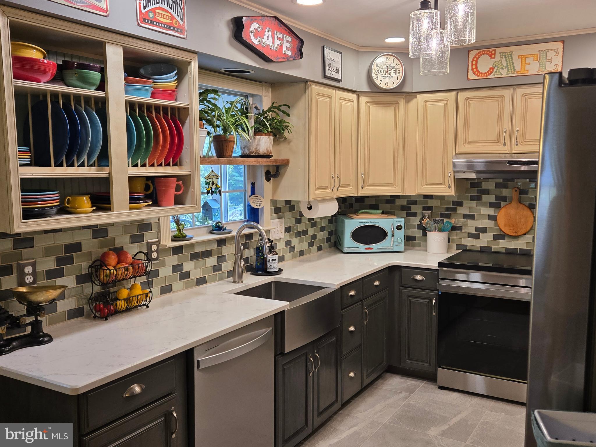 CONSTANT FRIENDSHIP - Residential