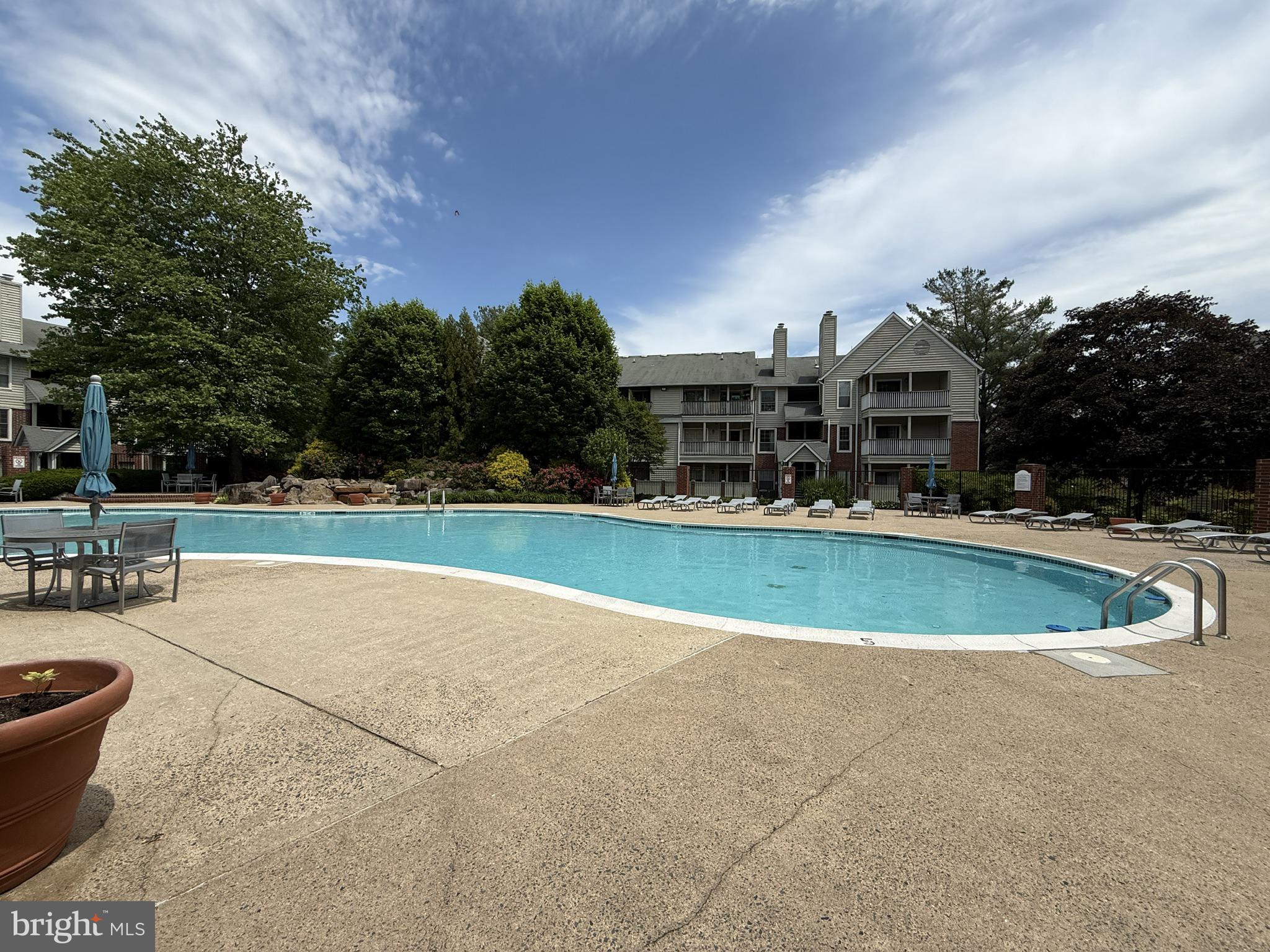 PENDERBROOK SQUARE CONDOMINIUMS - Residential
