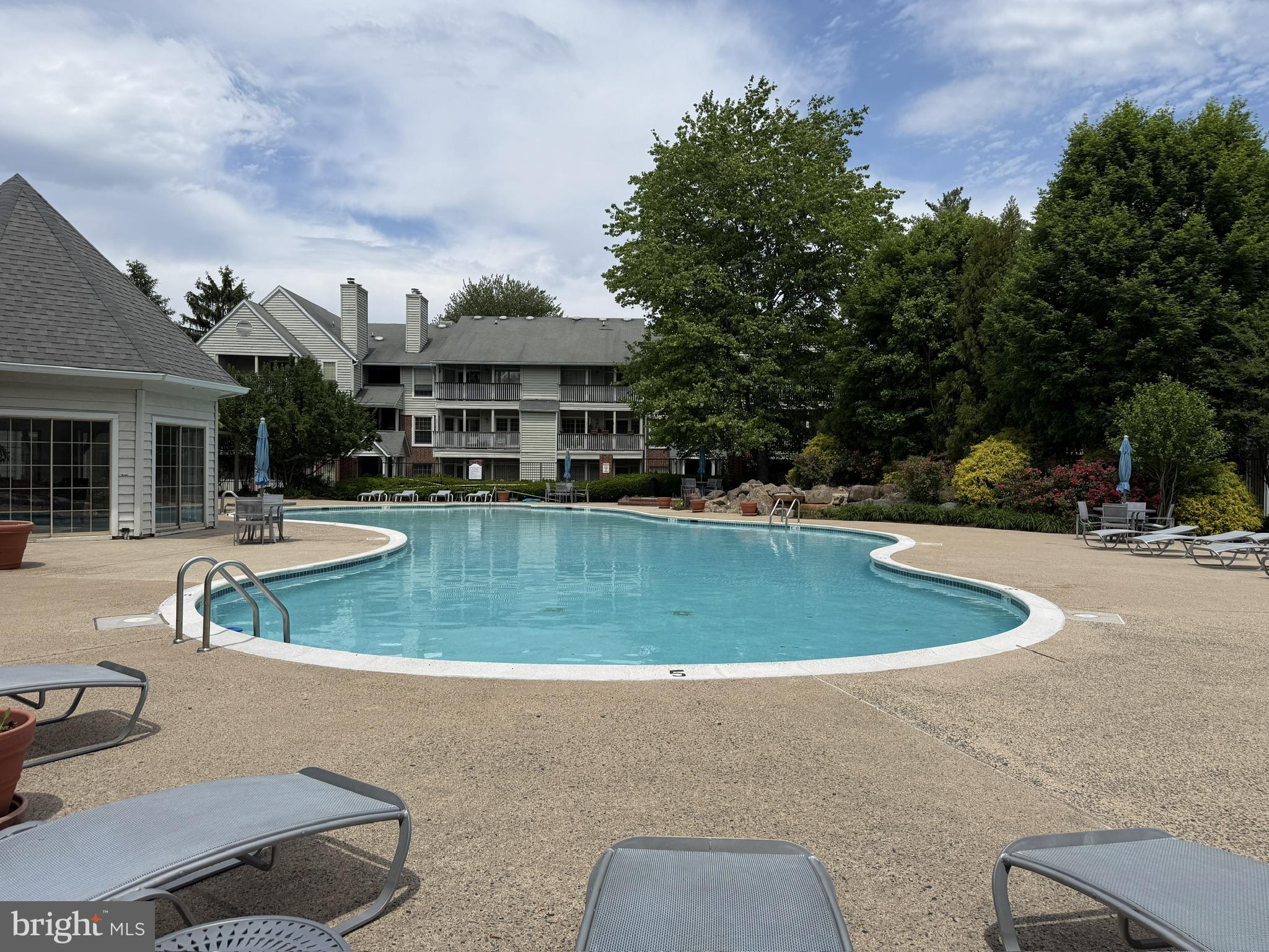 PENDERBROOK SQUARE CONDOMINIUMS - Residential