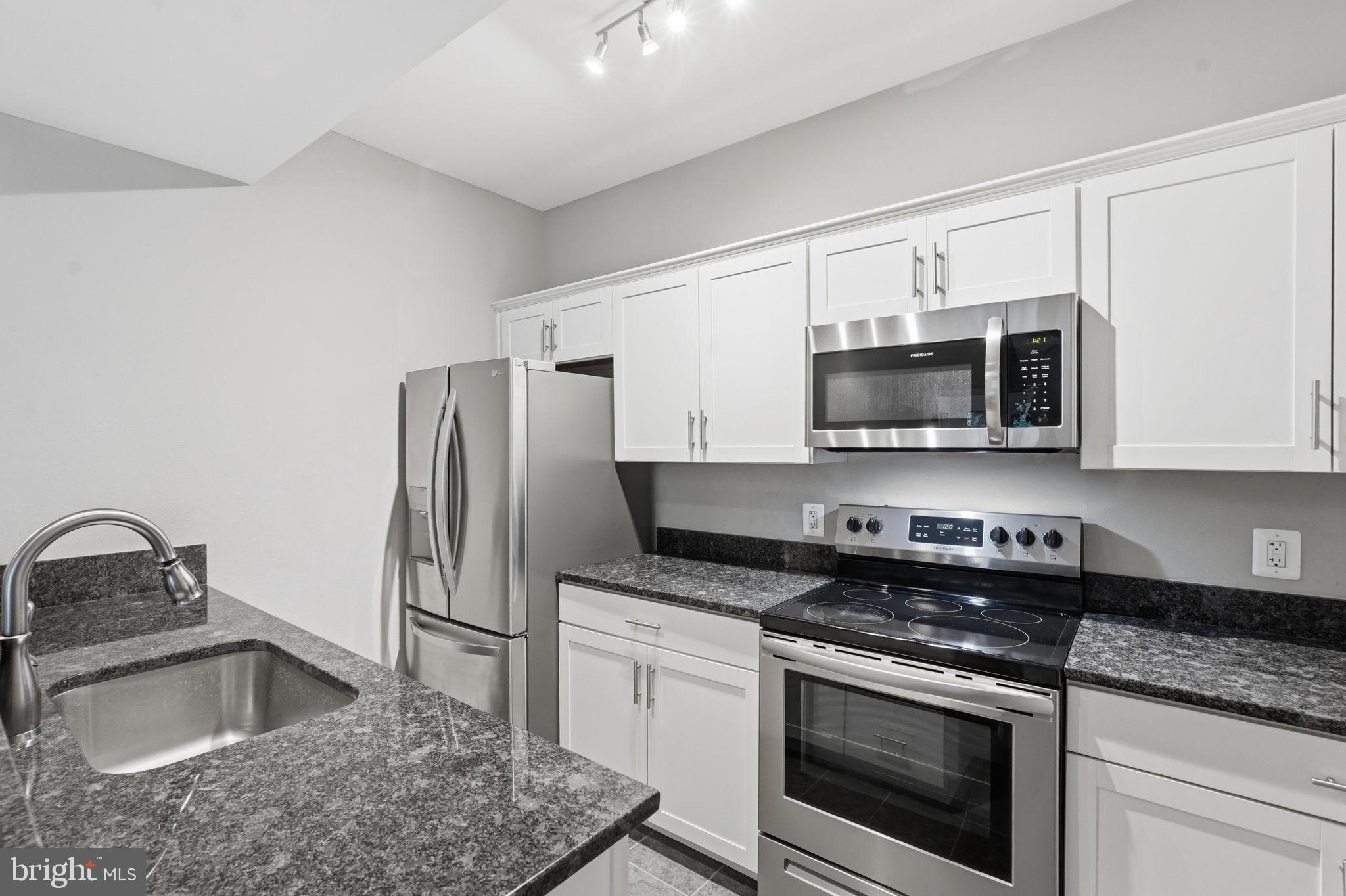 PENDERBROOK SQUARE CONDOMINIUMS - Residential